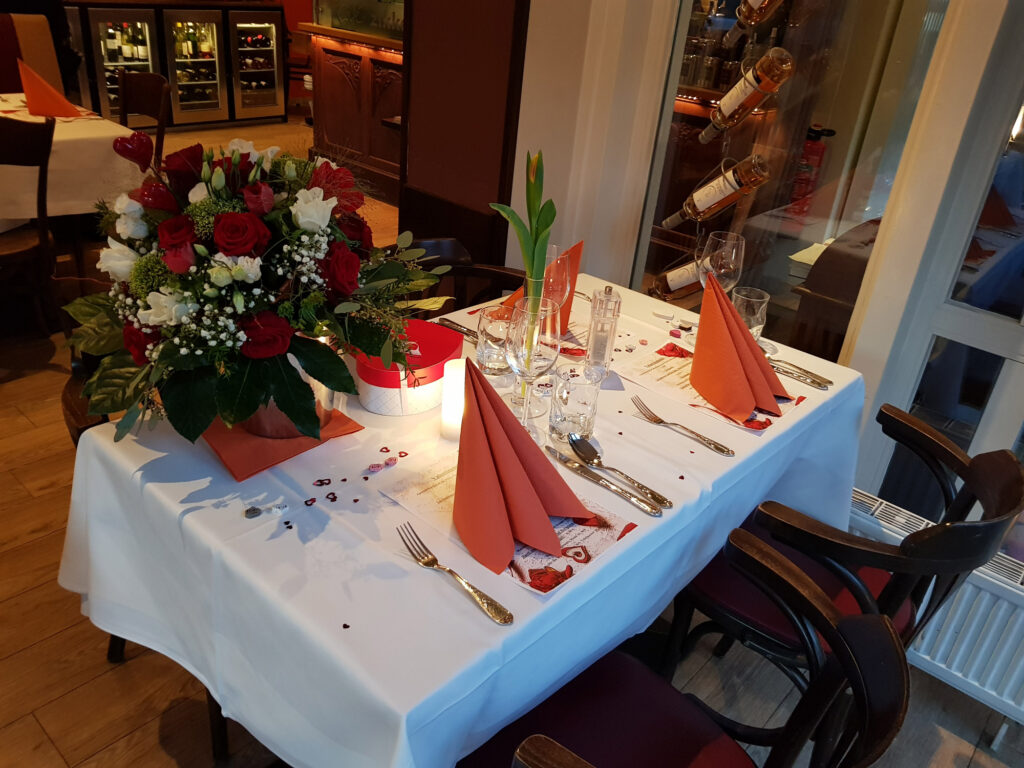 Festlich gedeckter Tisch mit Blumenschmuck im Café Zikke