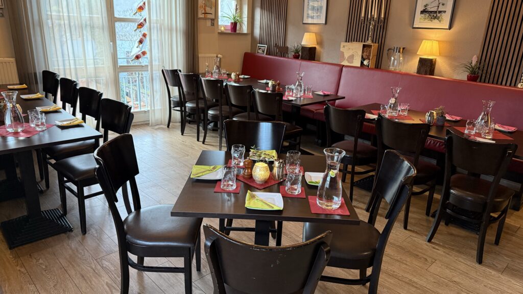 Gedeckte Tische im Gastraum des Restaurants Café Zikke