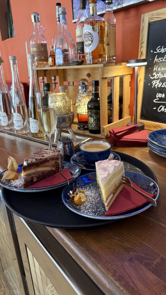 Torten und Kaffee auf dem Tresen im Restaurant Café Zikke
