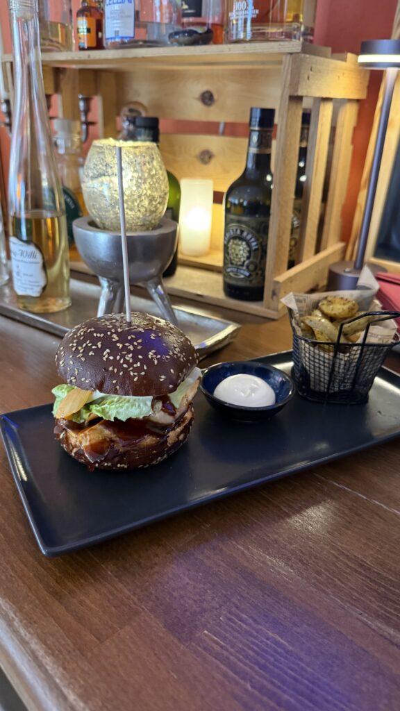 Burger mit Kartoffelspalten im Restaurant Café Zikke