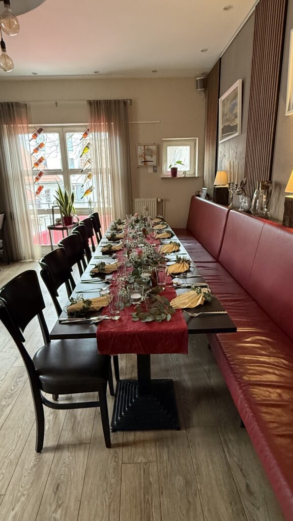 Festlich gedeckte lange Tafel für eine Feier im Restaurant Café Zikke