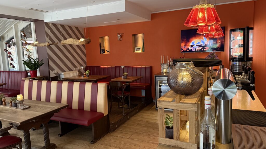 Lounge mit gestreiften Sitzbänken im Restaurant Café Zikke