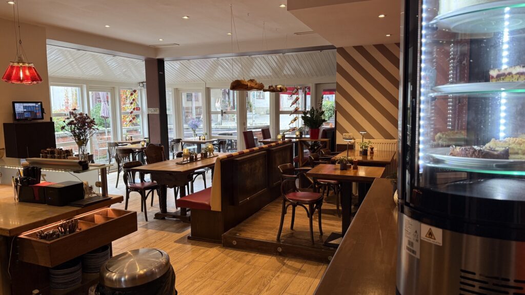 Café-Bereich mit Kuchenvitrine im Restaurant Café Zikke