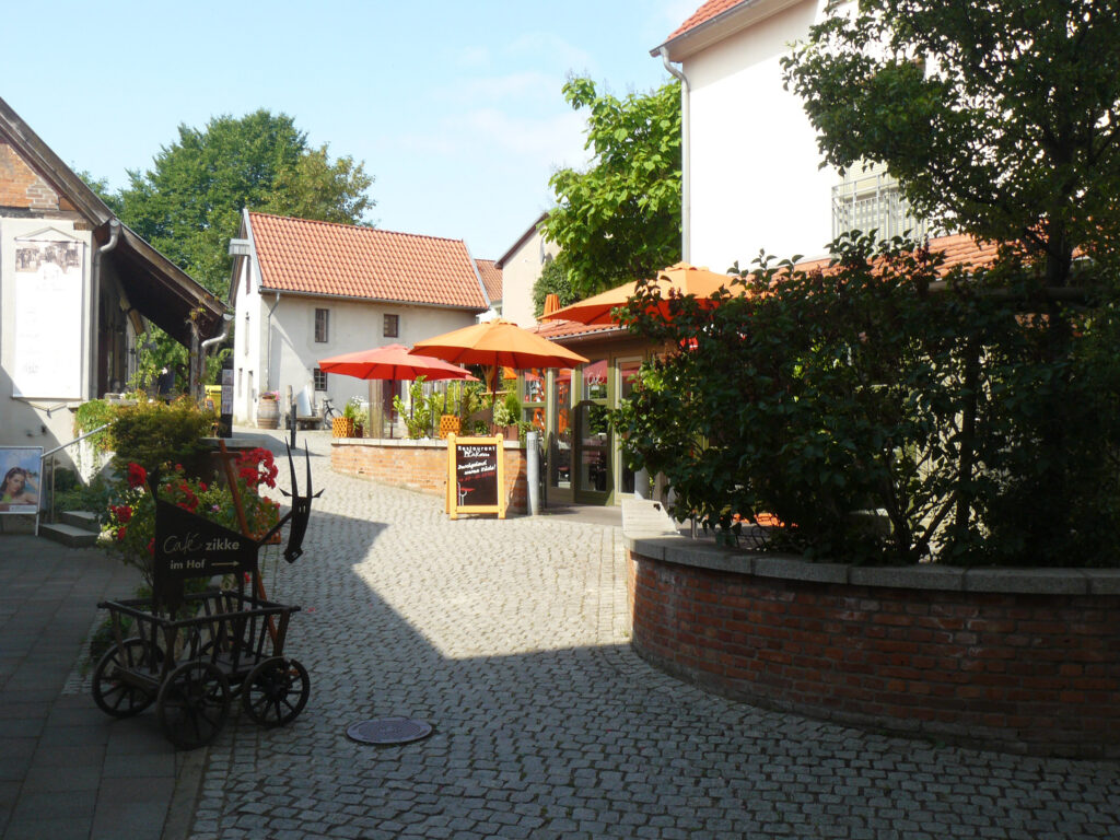 Gasse im Alexandrinenhof mit Blick auf das Café Zikke