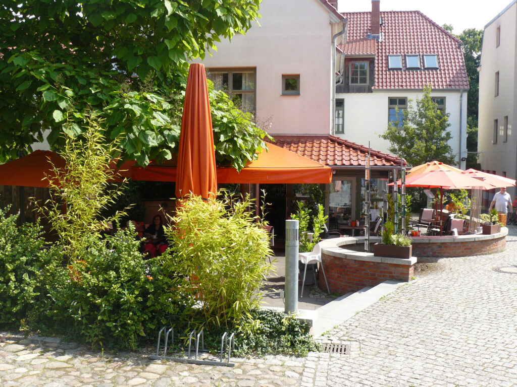 Café Zikke mit Terrasse im Innenhof des Alexandrinenhofs