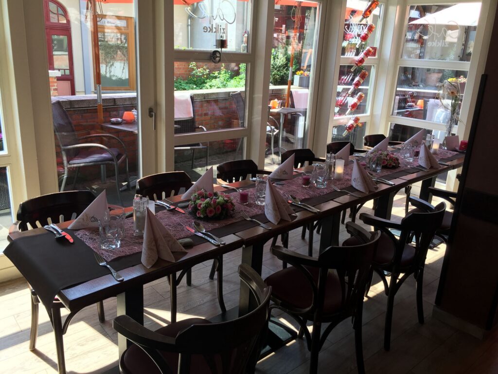 Festlich gedeckte Tafel im Café Zikke