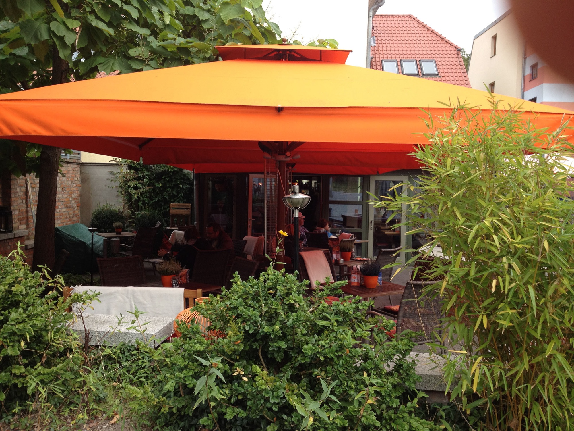 Terrasse des Café Zikke im Alexandrinenhof